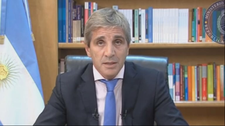 Cómo ver en vivo la entrevista a Luis Caputo, ministro de Economía de Javier Milei. (Captura: Youtube/Oficina del Presidente de la República Argentina)