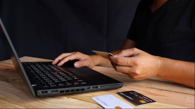 Compras ágiles y en cuotas: las prioridades del consumidor al comprar en Internet. (Foto: Adobe Stock).