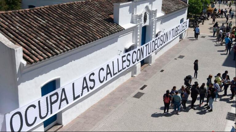Con una tijera cortaron la tela que rodeaba la fachada. (Foto: La Gaceta).