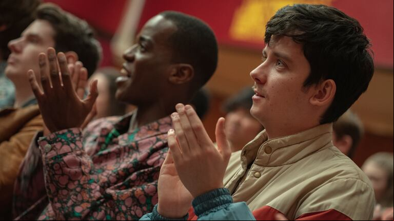 Connor Swindells, Ncuti Gatwa y Asa Butterfield, durante la tercera temporada de "Sex Education". (Foto: Netflix/Sam Taylor)