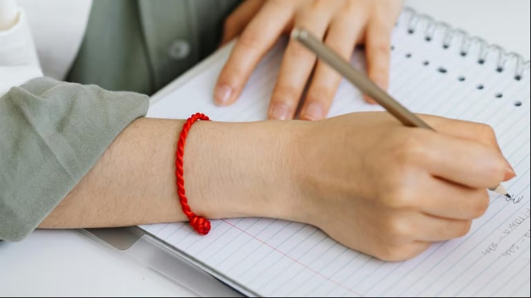 Conocé cómo usar la pulsera roja de forma correcta. (Foto: Kaboompics.com - Pexels).