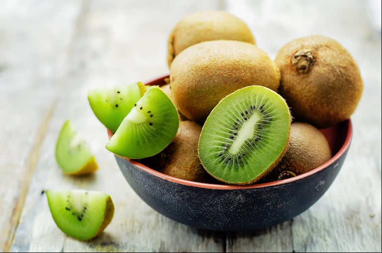 Consumir un kiwi diariamente aporta el 85 por ciento de la vitamina C que necesita nuestro organismo. (Foto: Ilustrativa/Adobe Stock)