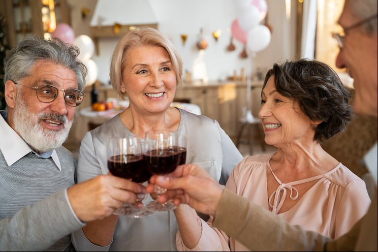 Contar con amigos es fundamental paralos adultos mayores solteros (Foto: Freepik)