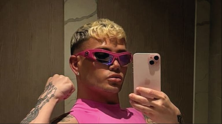 Cory Hall con look fucsia. (Foto: Instagram/@cory.hall).