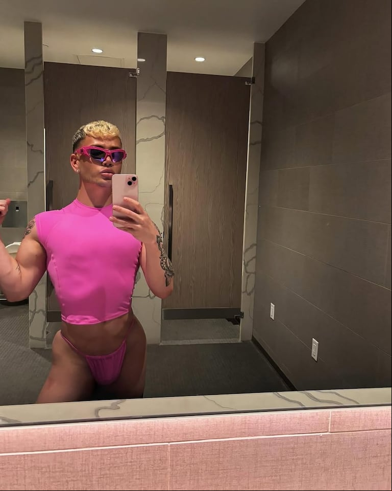 Cory Hall vestido de rosa. (Foto: Instagram/@cory.hall).