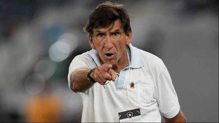 Costas pidió disculpas a los hinchas de Racing (Foto: AP).