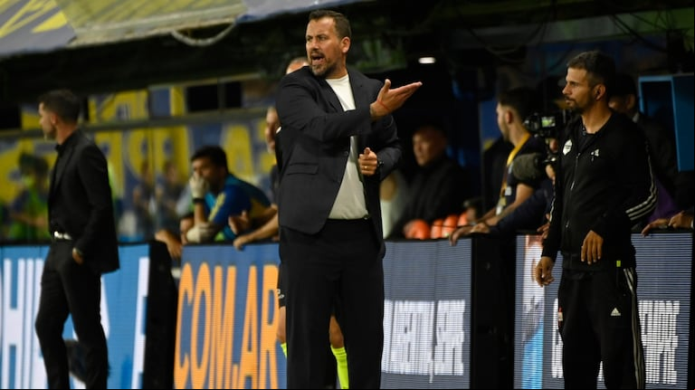 Cristian Fabbiani, DT de Riestra y simpatizante de River, tuvo un partido aparte con los hinchas de Boca. (Foto: Fotobaires)