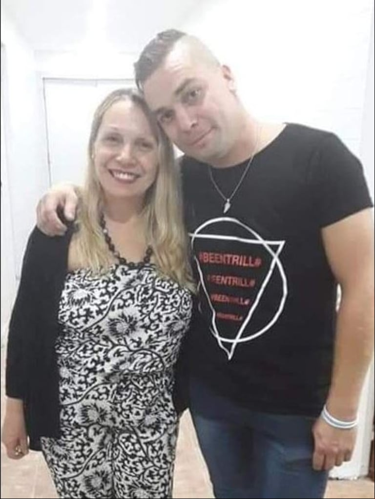 Cristian junto a su mamá, Claudia Repetto. (Foto: Facebook/Agrupacion Sangre Verde).