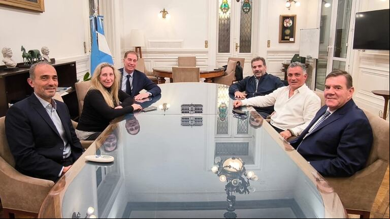 Cristian Ritondo y Diego Santilli (PRO) junto a Sebastián Pareja (LLA) tendrán la tarea de conciliar las partes. (Foto: Presidencia).