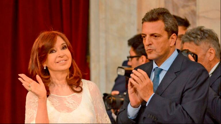 Cristina Kirchner y Sergio Massa reaparecieron en medio de la marcha universitaria. (Foto: Télam).