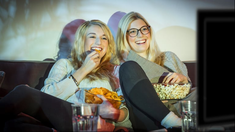 ¿Cuál es la distancia ideal para ver TV? (Foto: AdobeStock)