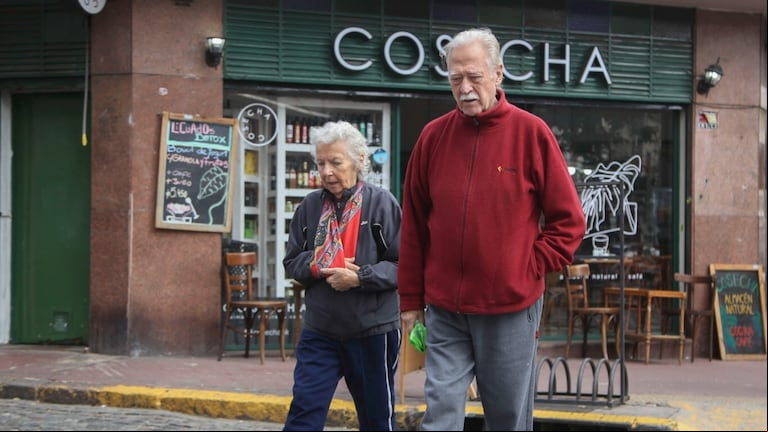 Cuánto aumentarán las jubilaciones, AUH y otras asignaciones en noviembre tras el IPC que difundió el INDEC. (Foto: NA)