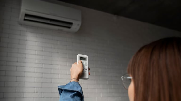 Cuánto se ahorra de electricidad con cada grado que se sube del aire acondicionado, según un experto. (Foto: Freepik).