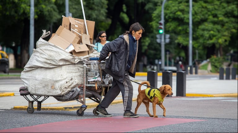 Cuántos ingresos necesitó una familia en febrero para no ser pobre en la Argentina. (Foto: NA)