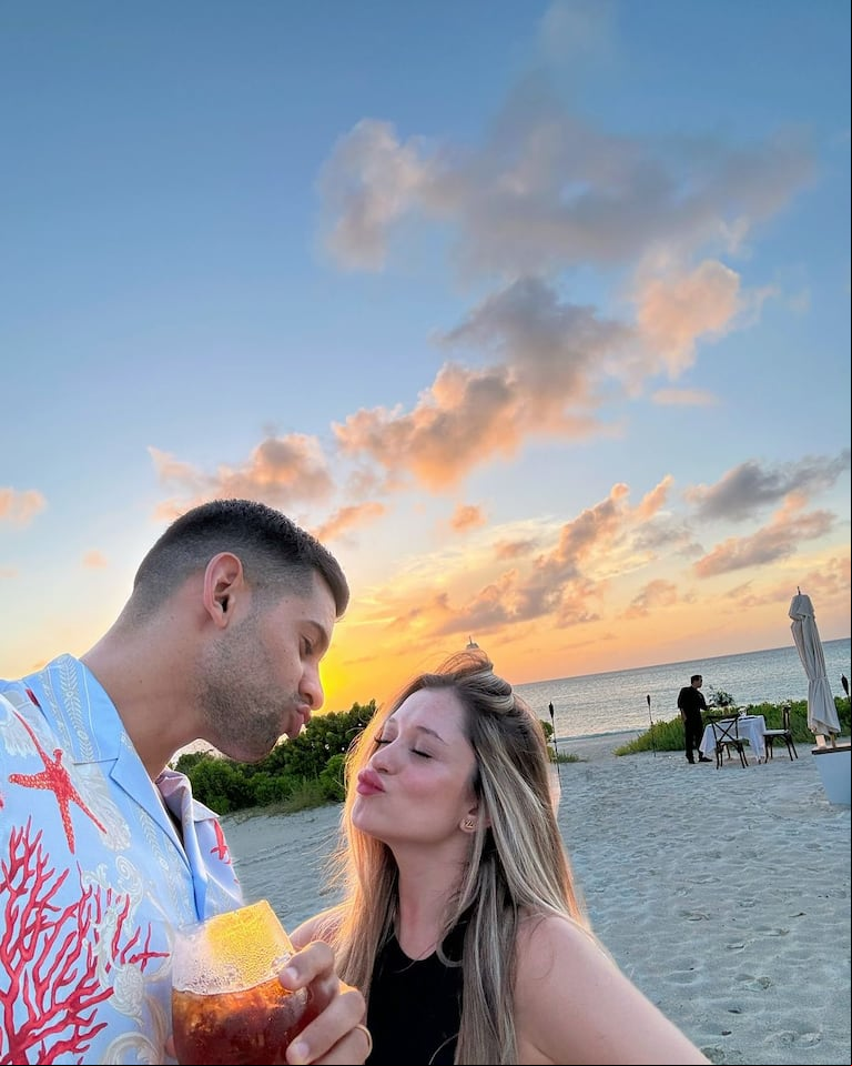 Cuti Romero y Karen Cavaller en la playa. (Foto: Instagram/@cutiromero2)