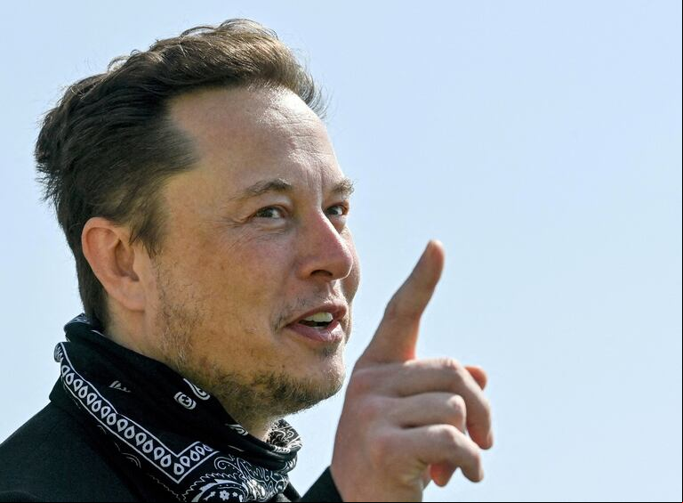 “Dado que Twitter sirve como la plaza pública de facto, no adherirse a los principios de la libertad de expresión socava fundamentalmente la democracia”, explicó Musk mediante una serie de tuits el viernes pasado. (Foto: Reuters)