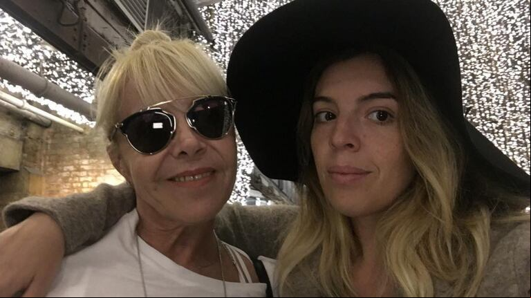 Dalma junto a Claudia Villafañe. (Foto: Instagram/@dalmaradona)