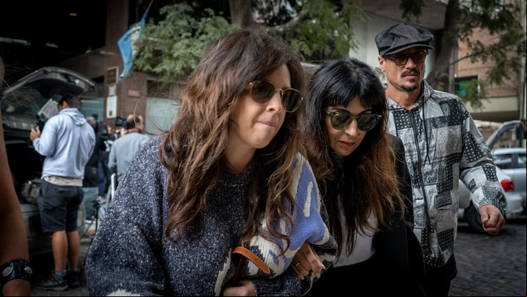 Dalma y Gianinna Maradona, durante el primer día del juicio por la muerte de su padre. (Foto: Lele Heredia - TN).