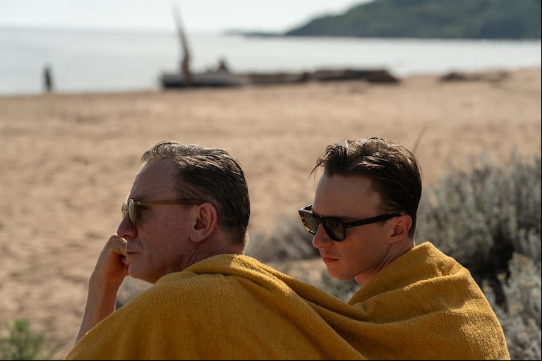 Daniel Craig y Drew Starkey en una escena de Queer, recién estrenada en la Argentina.