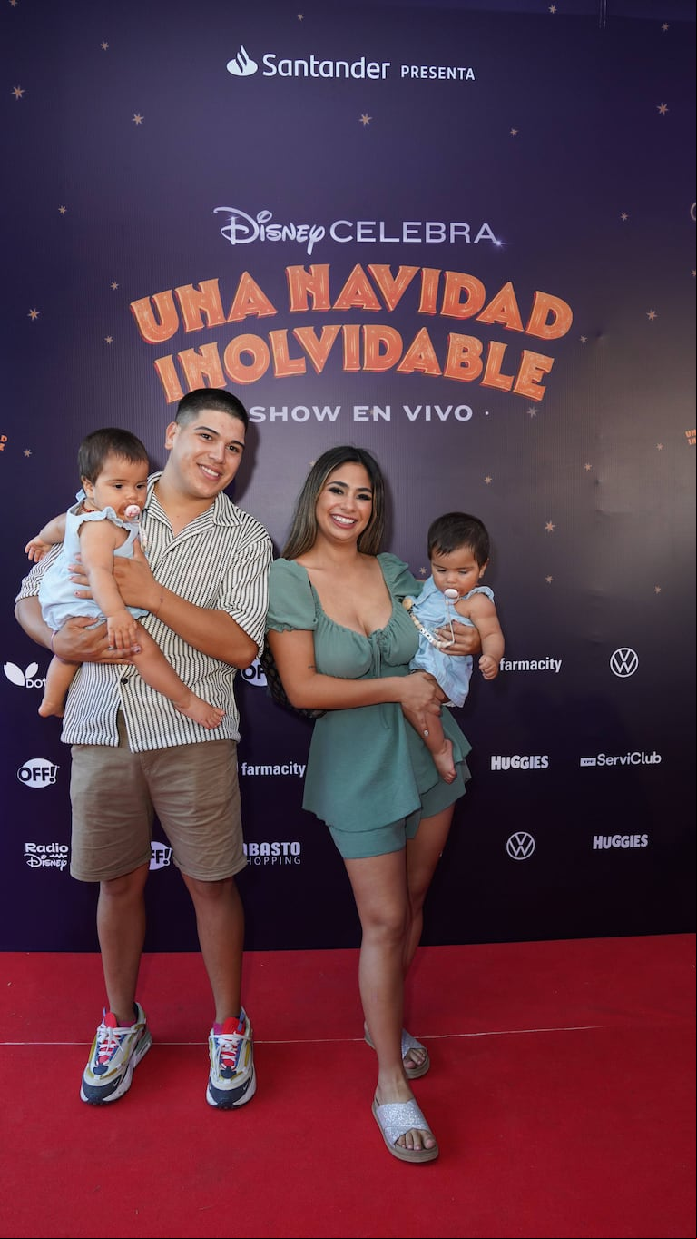 Daniela Celis y Thiago Medina, junto a sus gemelas. (Foto: Disney Argentina)