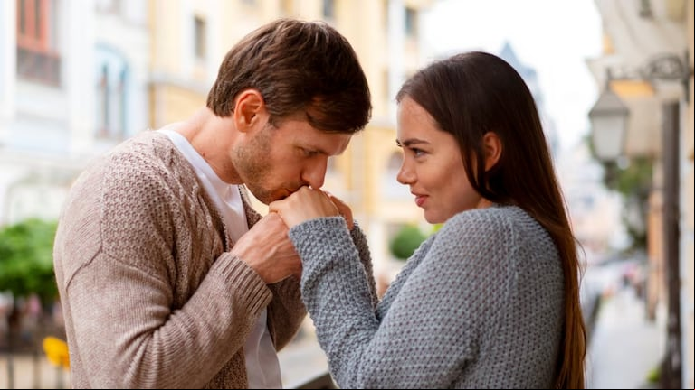 De acuerdo con la psicología, hay una edad ideal para enamorarse y construir una relación sólida. (Foto: Freepik)