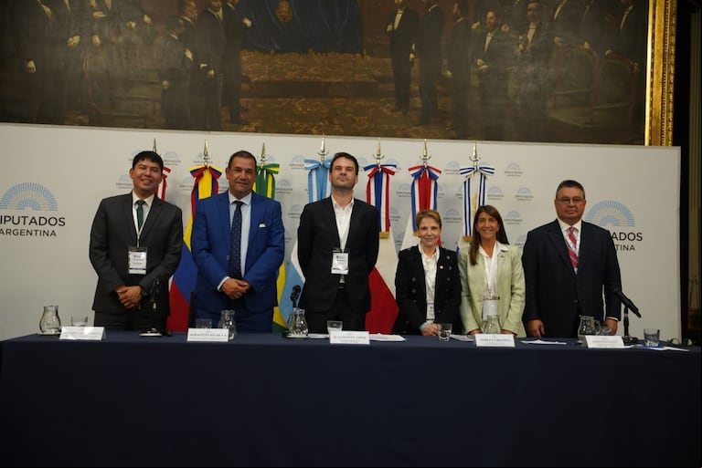 De izquierda a derecha: Eduardo Castillo Rivas - Congresista Nacional y Presidente de Comisión Agraria del Congreso de la República del Perú;  Sebastián Da Silva - Senador nacional y Presidente de la Comisión de Ganadería, Agricultura y Pesca de la Cámara de Senadores de Uruguay;  Juan Manuel López - Diputado Nacional por Buenos Aires- Integrante del Espacio Legislativo Interpartidario del Agro -ELIA; Tereza Cristina - Senadora Federal y Ex Ministra de Agricultura, Ganadería y Abastecimiento de Brasil; Ángeles Naveyra - Presidente de la Fundación Barbechando y Marcos Daniel Pineda García - Senador Nacional y Presidente de la Comisión Quinta del Senado de la República de Colombia. (Foto: Fundación Barbechando).