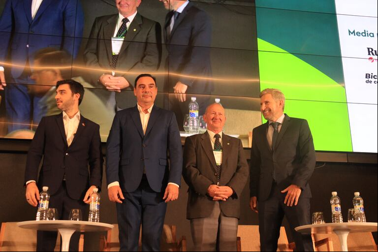 De izquierda a derecha: Ignacio Torres (gobernador de Chubut), Gustavo Valdés (gobernador de Corrientes), Carlos Castagnani (presidente de CRA), y Rogelio Frigerio (gobernador de Entre Ríos) durante el de gobernadores en Jonagro. (Foto: X CRA).