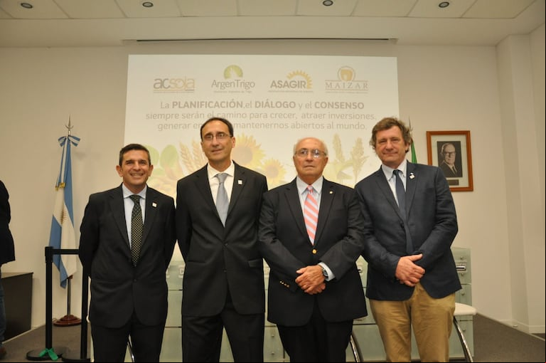 De izquierda a derecha: Martín Salas Oyarzun (Asagir), Martín Biscaisaque (ArgenTrigo), Juan Rodolfo L. Rossi (Acsoja)y Federico Zerboni (Maizar). (Foto: 4 Cadenas Agroindustriales).