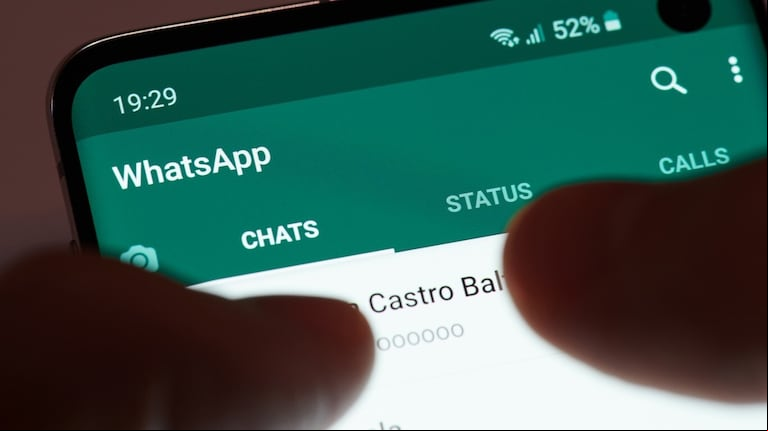 De qué se trata la nueva estafa virtual por WhatsApp que vacía tu cuenta bancaria en segundos y cómo evitarla (Foto: Adobe Stock).