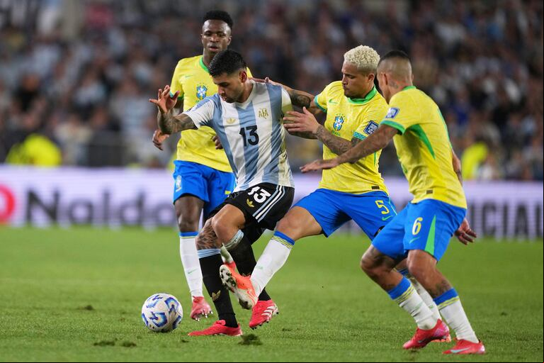 De sumarse a las filas del Atlético Madrid, sería el séptimo jugador argentino que integra el plantel y con los que compartiría equipo también en la Selección argentina: Julián Álvarez, Rodrigo de Paul, Ángel Correa, Juan Musso, Nahuel Molina y Giuliano Simeone, hijo del actual técnico del Colchonero. (AP Foto/Natacha Pisarenko)