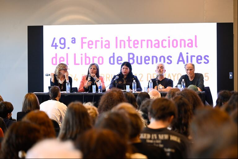Debate de cierre. Claudia Piñeiro, Dolores Reyes, Marcelo Birmajer y Tomás Abraham debatieron sobre la cultura "en el país de la libertad". (Foto: Fundación El Libro).