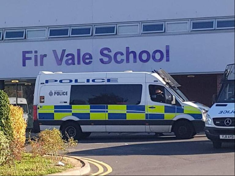 Decenas de policías fueron enviados a la escuela Fir Vale en el noreste de Sheffield (PA)