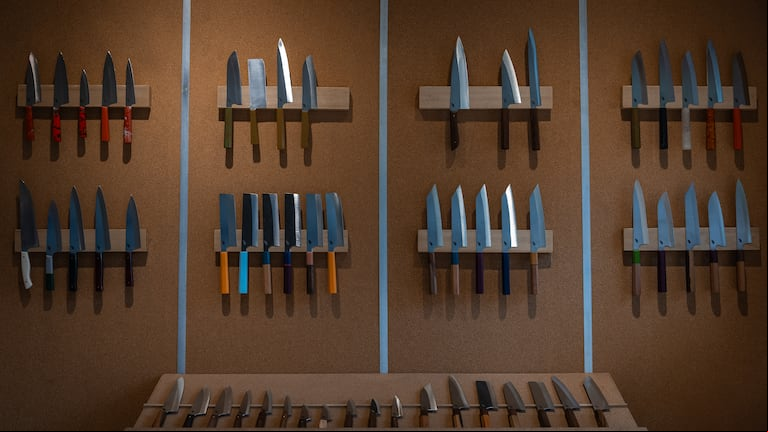 Decidieron fabricar cuchillos de cocina de inspiración japonesa y sosn furor entre los chefs porteños. (Foto: TN/Lele Heredia).