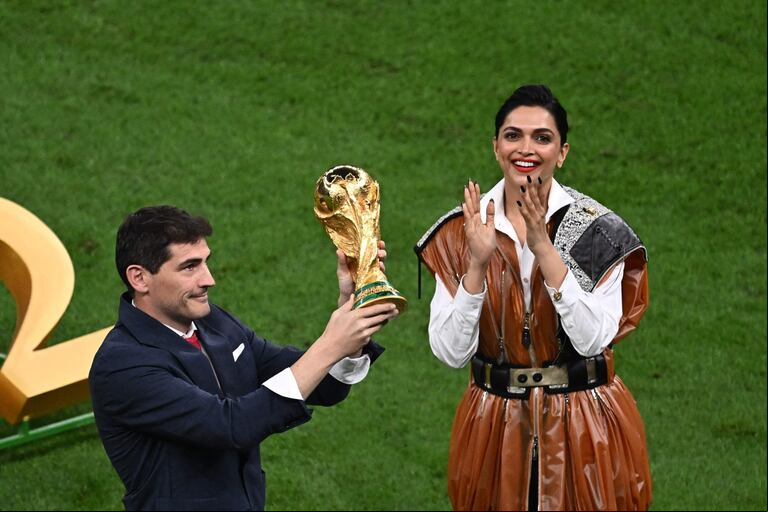 Deepika Padukone e Iker Casillas, en la Final con la Copa del Mundo. (Foto: Jewel SAMAD / AFP)
