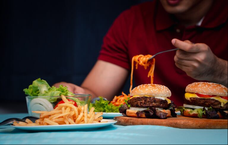 Dejar de cuidar la alimentación, otra de las manifestaciones del goblin mode. (Foto: Adobe Stock)
