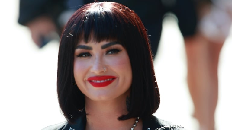 Demi Lovato se cambió el look debido a un accidente doméstico. (Foto: Splash News/The Grosby Group).