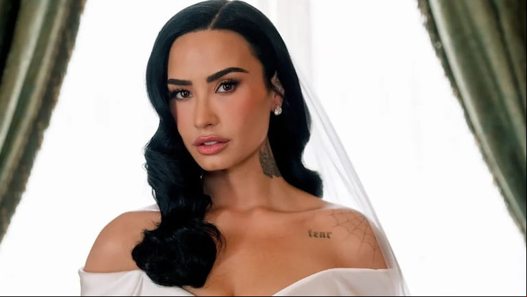 Demi Lovato tuvo el vestido de boda de sus sueños por Vivienne Westwood. (Foto: Jose Villa)