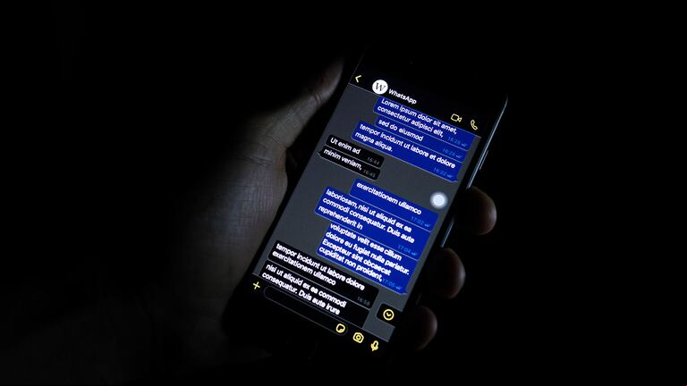 Desarrollar sitios con fondos oscuros optimiza el uso de la energía en los dispositivos (Foto: ShutterStock).