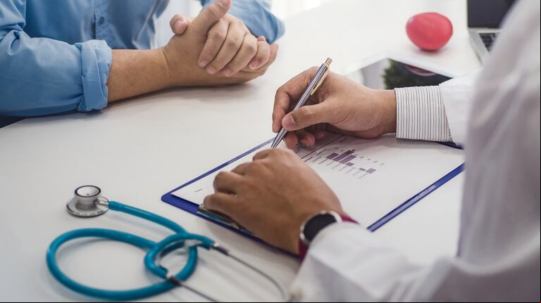 Desde fines de febrero, el servicio de atención médica es arancelada para extranjeros en Salta. (Foto: Adobe Stock)