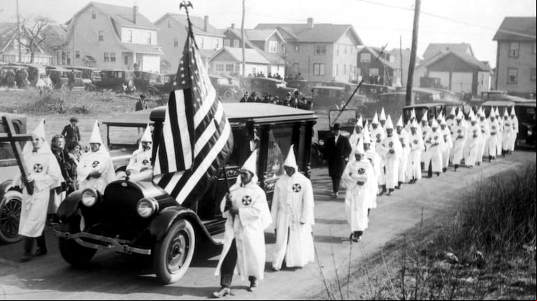 Desfile del Ku Klux Klan en el estado de Nueva York. Esta foto fue tomada en 1924 (foto Shutterstock).