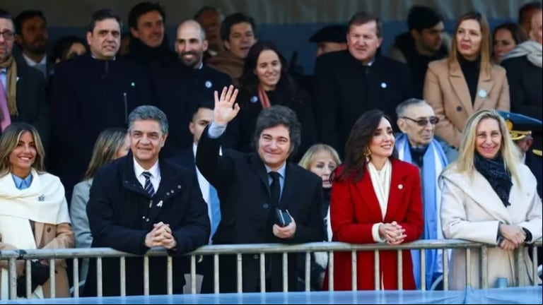 Desfile militar: los padres de Javier Milei están en el palco presidencial (Foto: Reuters).