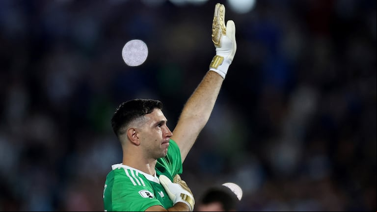 Dibu Martínez llegó a Francia con un detalle que hace referencia al Mundial 2022 con la Selección argentina (Foto: REUTERS/Agustín Marcarían).