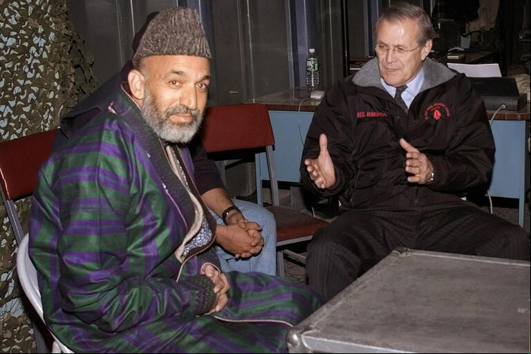 Diciembre de 2001: el secretario de Defensa de Estados Unidos, Donald Rumsfeld, a la derecha, se reúne con Hamid Karzai, el nuevo primer ministro interino de Afganistán. (FOTO: AP).
