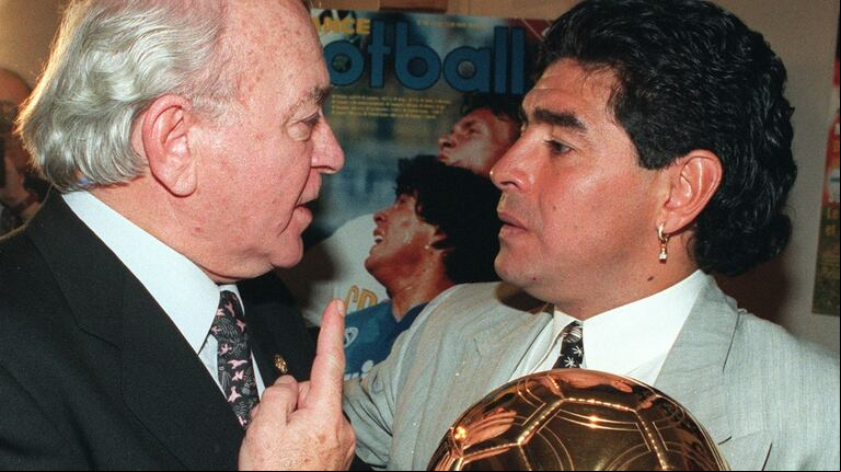Diego Maradona, con el Balón de Oro que ganó en 1986 (Foto: AP).