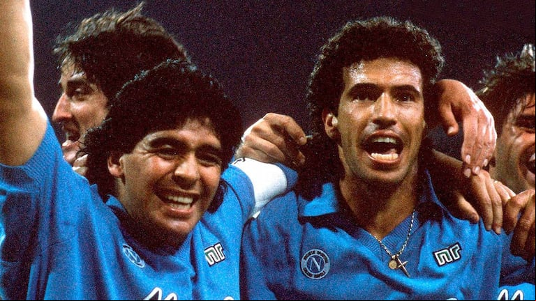Diego Maradona en plena vuelta olímpica con el brasileño Careca, tras empatar con Stuttgart como visitantes y conquistar el primer título internacional para Nápoli. (Foto: Reuters)