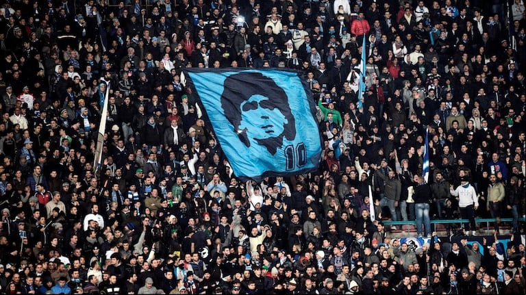 Diego Maradona es el máximo ídolo en la historia del Napoli. (Foto: AFP)