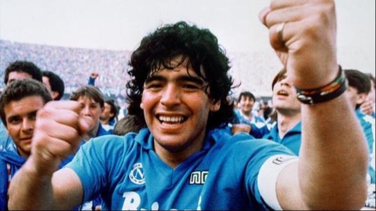 Diego Maradona feliz, con la camiseta del Napoli. Hace 35 años conquistaba el primer titulo internacional de la institución y también el primero de su cuenta personal a nivel clubes: la Copa UEFA. (Foto: AP)
