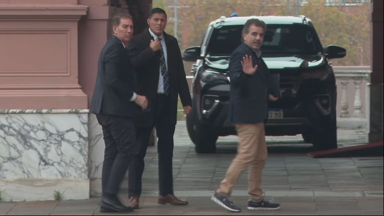 Diego Santilli y Cristian Ritondo, en su llegada a Casa Rosada previo al anuncio del acuerdo entre el PRO y LLA. (Foto: captura TN)