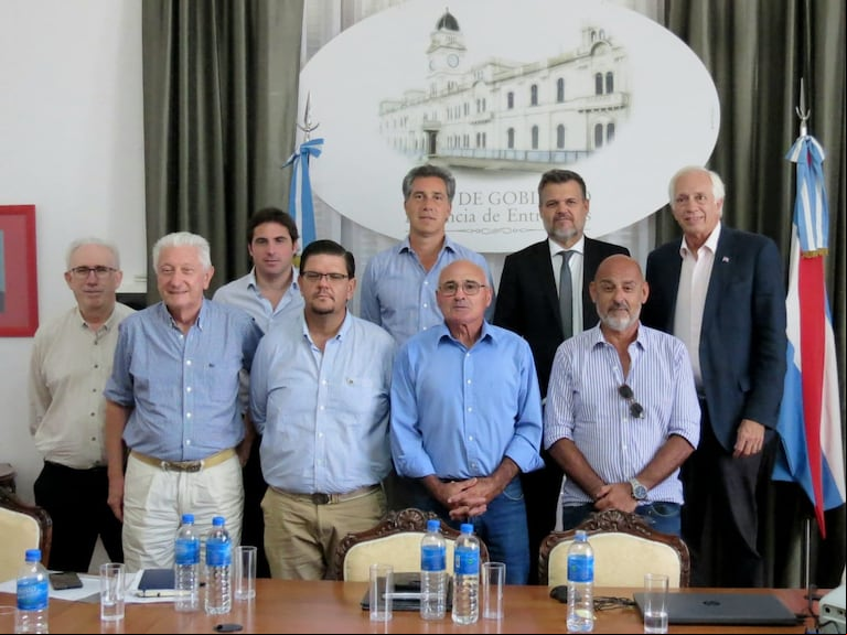 Dirigentes del sector agropecuario, como Nicasio Tito de FARER, Ronald Garnier de FEDECO, Elvio Guía de la Federación Agraria de Entre Ríos y Juan Diego Etchevehere de la SRA, se reunieron con funcionarios provinciales, entre ellos Guillermo Bernaudo, Uriel Maximiliano Brupacher y Jesús Rafael Korell, para abordar el aumento del impuesto rural en Entre Ríos. (Foto: FAA).