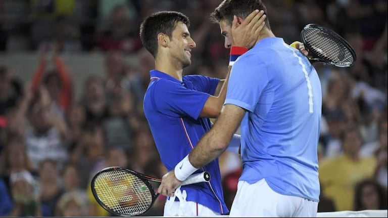 Djokovic le rindió homenaje a Del Potro tras su partido despedida. (AP)